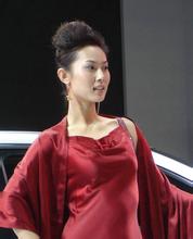 template poker Li Su tidak punya pilihan selain mengenakan seragam resmi berwarna merah terang yang sedikit mirip banci.